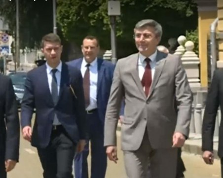 Депутати от ДПС слязоха при протестиращите пред НС, посрещнаха ги с овации