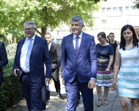 Еврокомисар Никола Шмит посети Центъра за бежанци в Пловдив