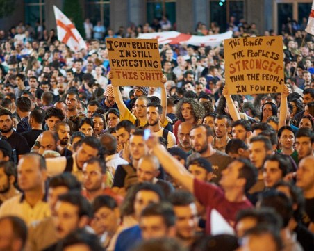 Стотици хиляди на протест в Грузия, искат присъединяване към ЕС