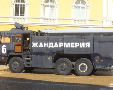Жандармерията разположи водни оръдия в центъра на София