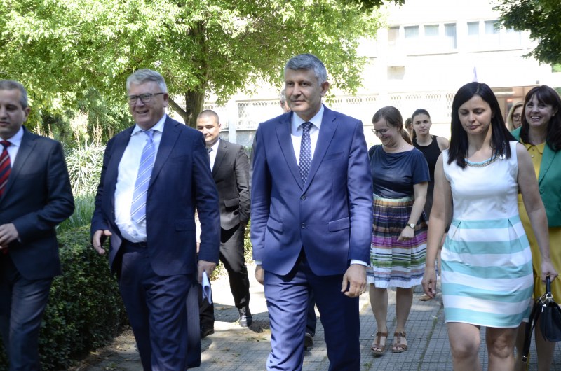 Еврокомисар Никола Шмит посети Центъра за бежанци в Пловдив