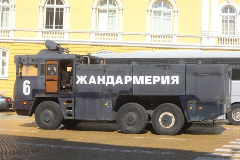 Жандармерията разположи водни оръдия в центъра на София