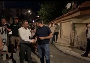 Активисти на ВМРО отидоха в Банкя пред дома на лидера