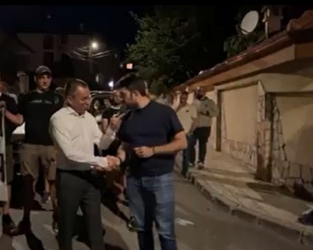 Напрежение в Банкя: Активисти на ВМРО отидоха пред дома на Борисов, срещнаха отпор от ГЕРБ