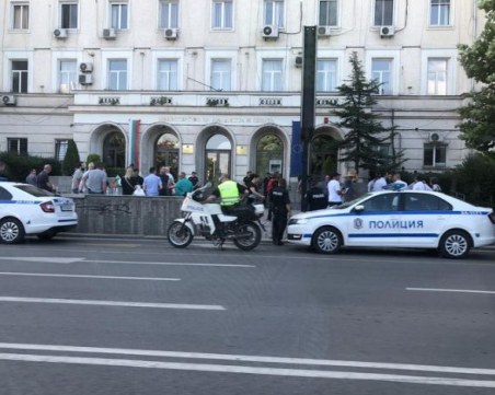 Симпатизанти на ИТН протестират пред спортното министерство