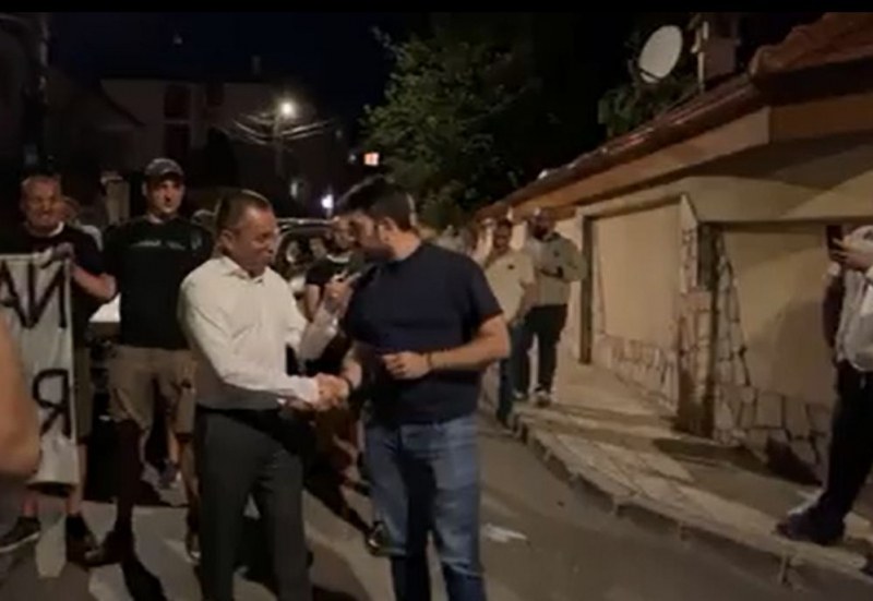 Напрежение в Банкя: Активисти на ВМРО отидоха пред дома на Борисов, срещнаха отпор от ГЕРБ