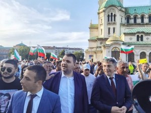 След падането на кабинета „Петков”: Привърженици на опозицията извиват хора и пеят песни