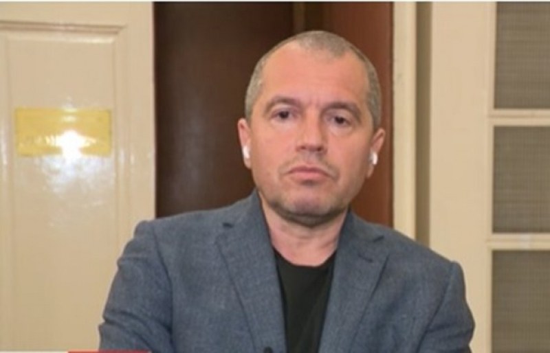 Toшко Йорданов:  Петков да се научи на политика, а не да си купува депутати като проститутки