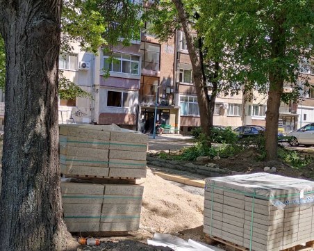 Подменят тротоарната настилка на бул. 