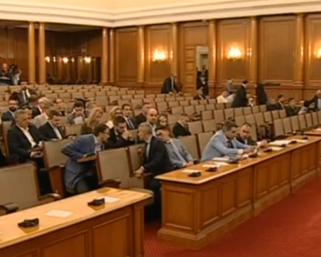 Залата на НС остана празна, депутатите не успяха да открият заседанието