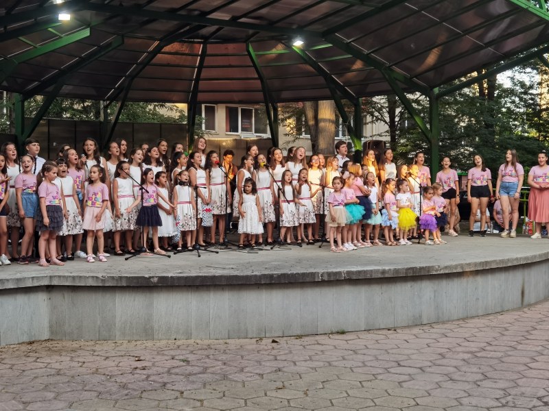 Млади дарования представиха великолепен детски концерт в парк „Рибница