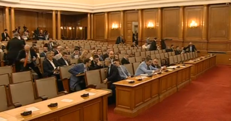 Залата на НС остана празна, депутатите не успяха да открият заседанието