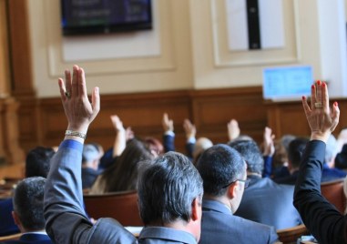 Със 170 гласа за парламентът прие предложението на Демократична България
