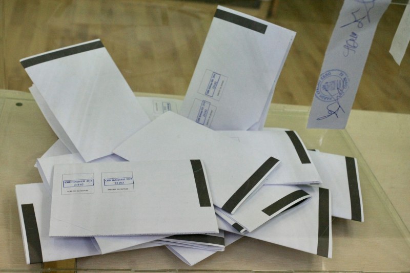 Ще се върнат ли хартиените бюлетини? ГЕРБ и БСП поискаха промяна на Изборния кодекс