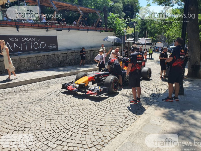 Дейвид Култард подкара болидът на Red Bull по улиците на