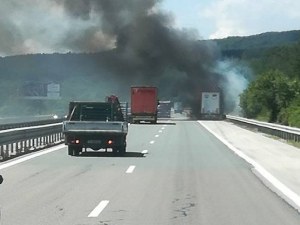 Камион гори на АМ „Тракия”, движението е затруднено
