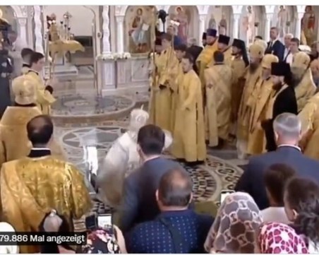 Руският патриарх Кирил падна по време на богослужение