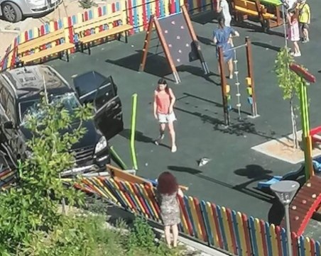 Жена с джип тръгна назад, вместо напред и се вряза в детска площадка в Сливен