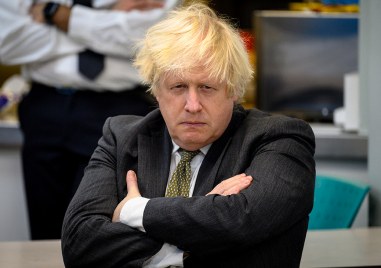 Британският министър председател Борис Джонсън заяви в събота че възнамерява да остане