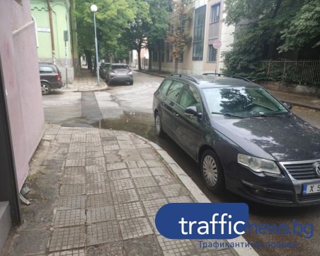 Беззаконие в центъра на Пловдив! Улицата празна, а водач паркира колата си в кръстовище