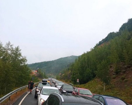 Огромни опашки отново се извиха на 