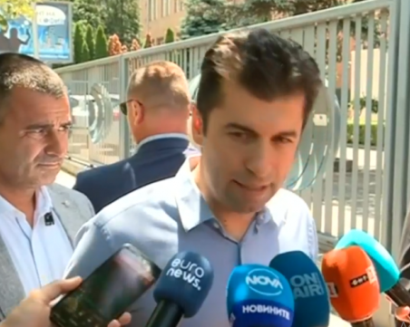 Петков: Няма директен внос на оръжия от България в Украйна