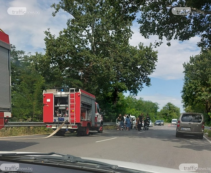 Катастрофа затруднява трафика на Пазарджишко шосепри 13-ти километър от Пловдив,