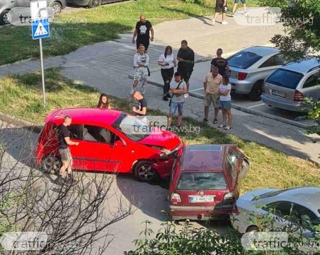 Две коли се удариха челно в Тракия преди минути