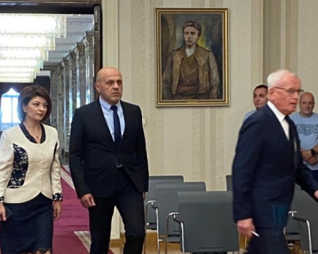 ГЕРБ вече обяви – връща евентуален втори мандат. Какво си говориха на четири очи с Радев?