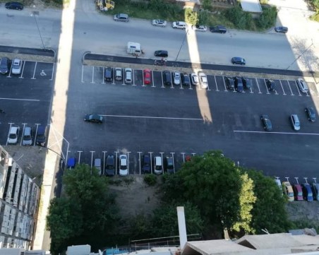 Паркингът за близо 200 коли зад блоковете на ул. 