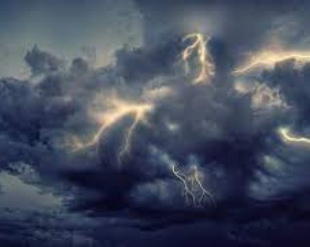 Силна буря удари Карлово и Калофер, дърво премаза две коли