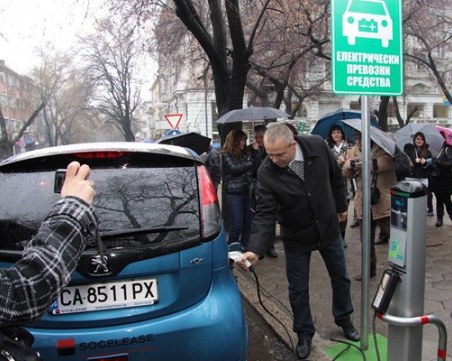 За половин година у нас 65% ръст на покупката на коли на ток