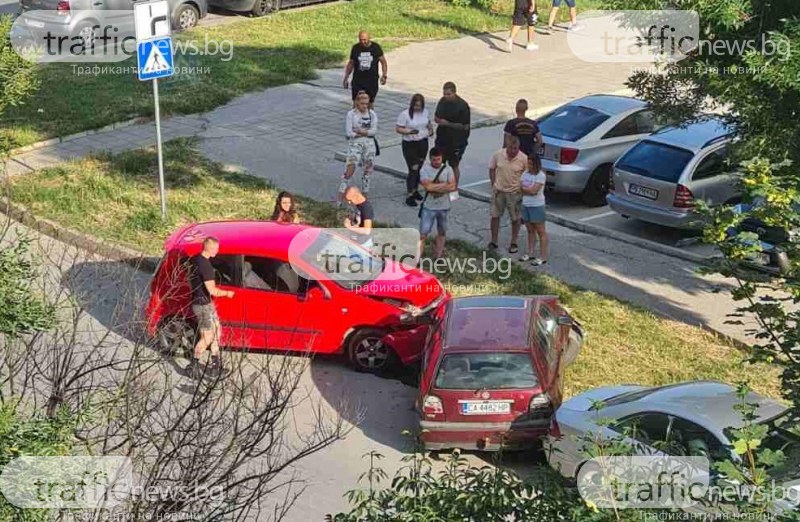 Две коли се удариха челно в Тракия преди минути