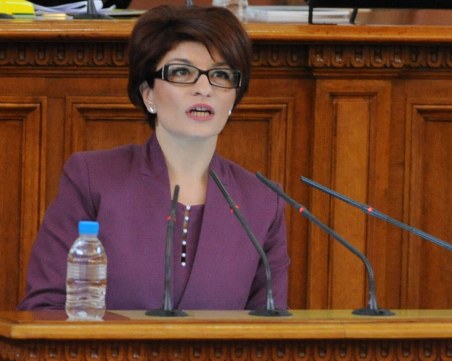 Атанасова: Правителството беше разпаднато преди вота на недоверие