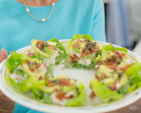 Лесна рецепта салата с пиле, бекон и авокадо