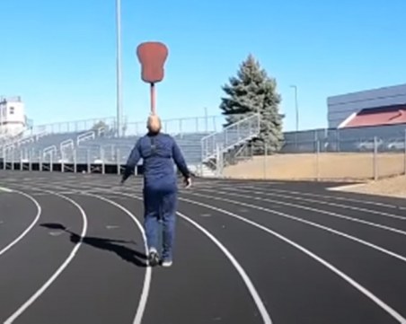 Мъж счупи световен рекорд, след като балансира китара на брадичката си