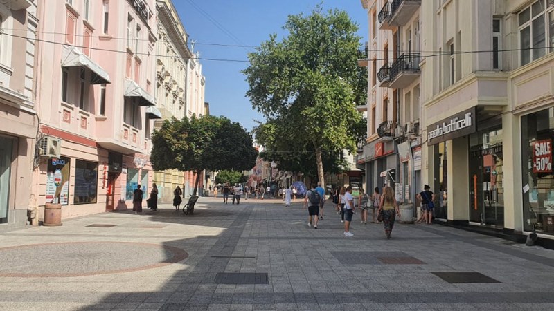 Слънчев и горещ ден в Пловдив, градусите отново стигат до 33
