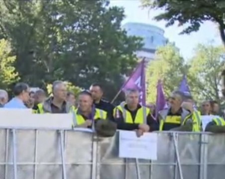 Служители от две държавни агенции на протест пред Народното събрание