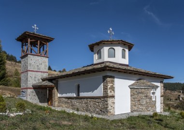 Една от най високо разположените църкви Свети пророк Илия в село