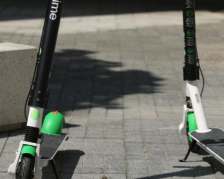 Двама на тротинетка блъснаха дете в парк 