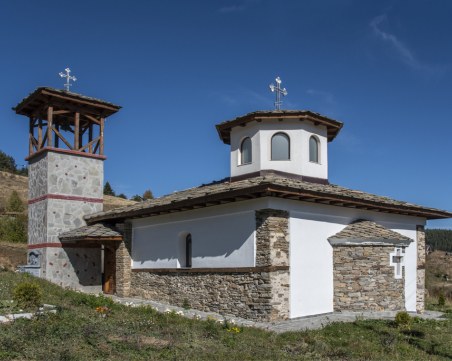 Митрополит Николай освещава възстановената църква в родопското село Чурен