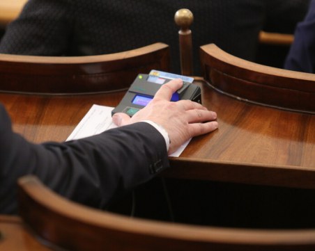 Парламентът прие отстъпката от 25 ст. за горивата