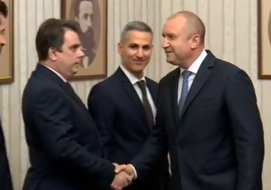 Президентът Румен Радев връчи първия мандат за съставяне на правителство