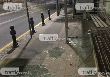 Пловдивски вандали за пореден път строшиха стъкло на автобусна спирка