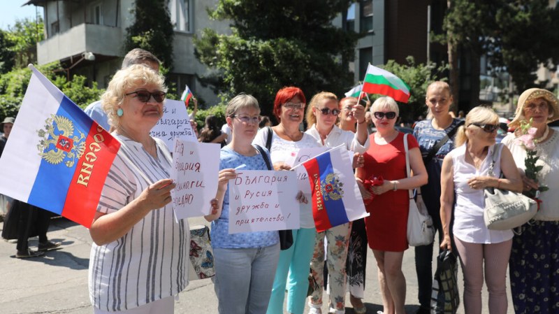Пред руското посолство се събраха граждани в подкрепа на Русия.