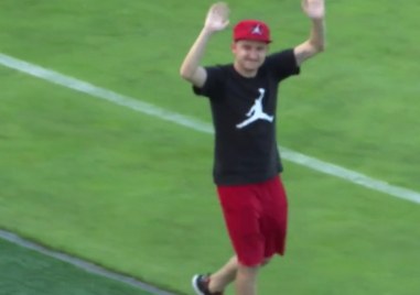 Капитанът на Ботев Тодор Неделев гледа последната контрола на Ботев