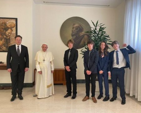 Илон Мъск посети папата с част от децата си