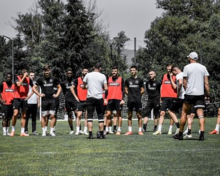 Локомотив представи отбора си за новия сезон с разгромна победа