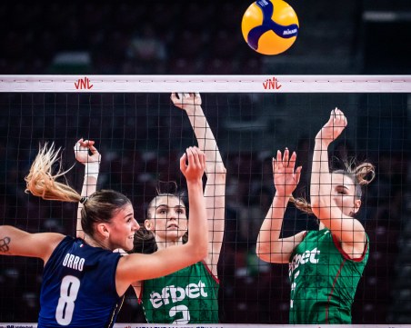 Волейболните националки със загуба от Италия