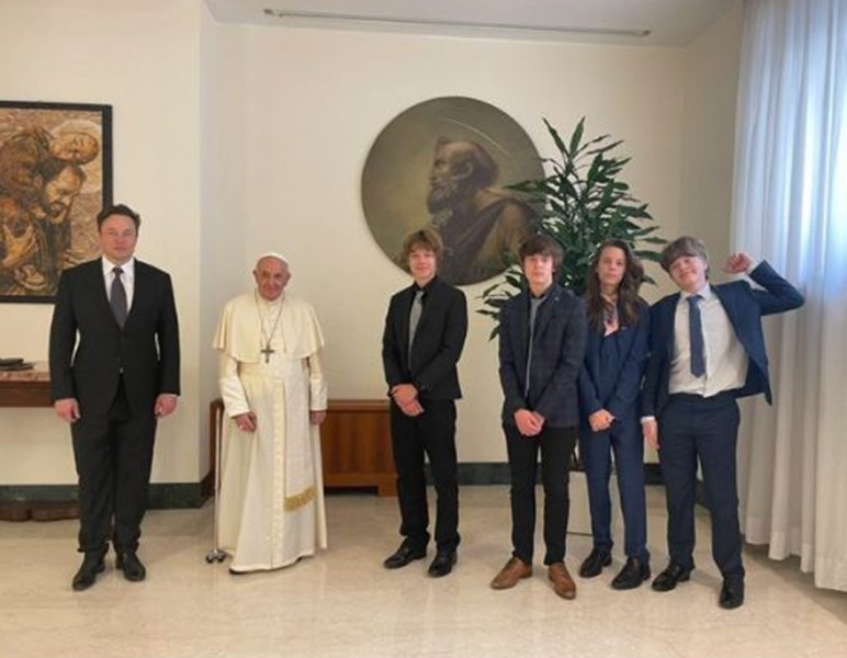 Илон Мъск посети папата с част от децата си